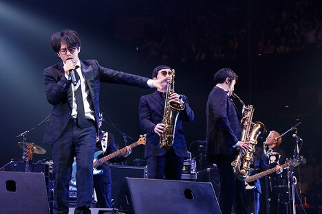 コラボレーションを披露する東京スカパラダイスオーケストラとASIAN KUNG-FU GENERATION。