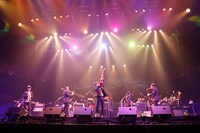 コラボレーションを披露する東京スカパラダイスオーケストラとASIAN KUNG-FU GENERATION。