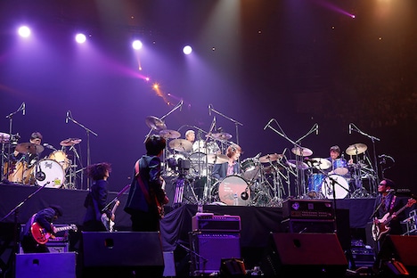 「Just A Little Bit Of Your Soul」にて、ドラマー4人がリフトアップされたシーン。