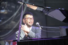 関西テレビのスペシャルイベントで「超えろ。」を披露する槇原敬之。