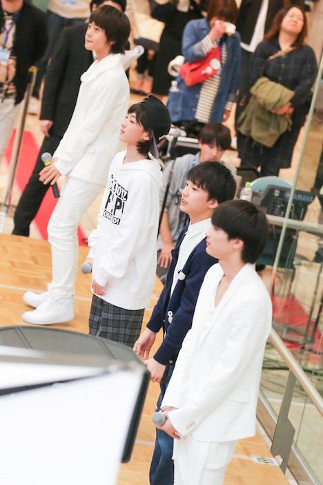 「雨上がりの向こうへ」のメインボーカルを務める4人。