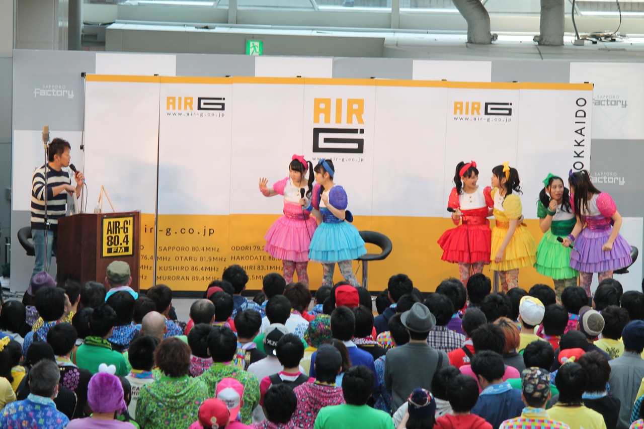 チームしゃちほこ「『天才バカボン』発売記念フリーなイベント」北海道・サッポロファクトリーホール アトリウム公演の様子。