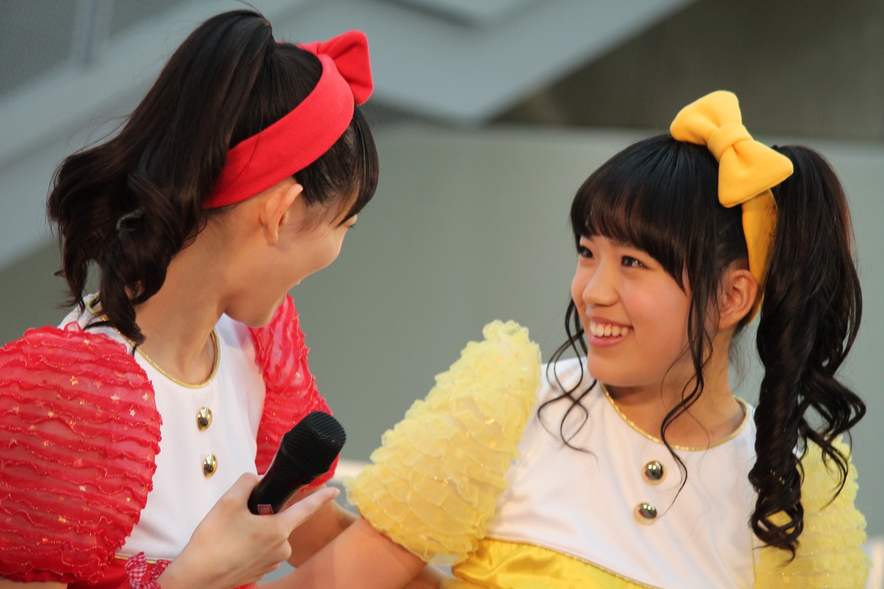 左から秋本帆華、伊藤千由李。