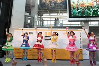 チームしゃちほこ「『天才バカボン』発売記念フリーなイベント」北海道・サッポロファクトリーホール アトリウム公演の様子。