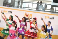 チームしゃちほこ「『天才バカボン』発売記念フリーなイベント」北海道・サッポロファクトリーホール アトリウム公演の様子。