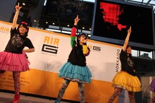 左から安藤ゆず、咲良菜緒、伊藤千由李。