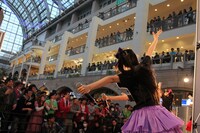 チームしゃちほこ「『天才バカボン』発売記念フリーなイベント」北海道・サッポロファクトリーホール アトリウム公演の様子。