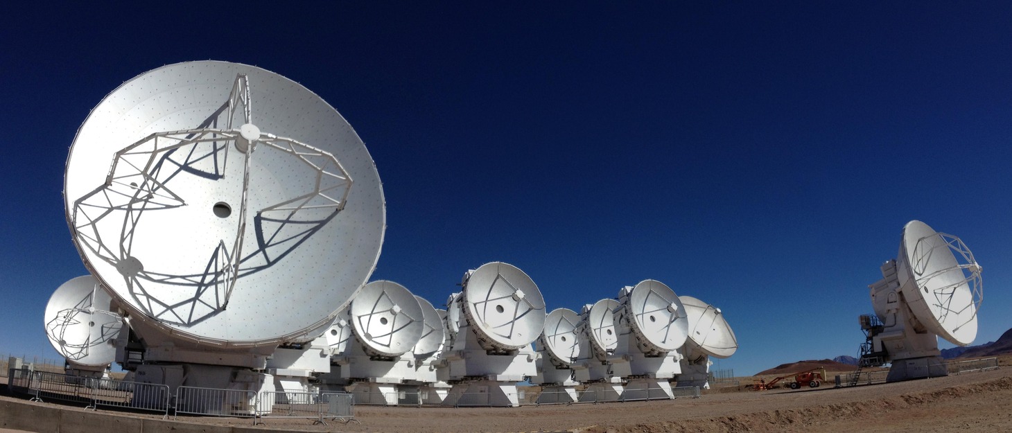 アルマ望遠鏡 (c)ALMA(ESO/NAOJ/NRAO）