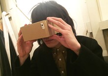 “ハコスコ”を覗き込む志磨遼平（ドレスコーズ）。