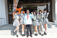南知多町長と記念撮影するSKE48。
