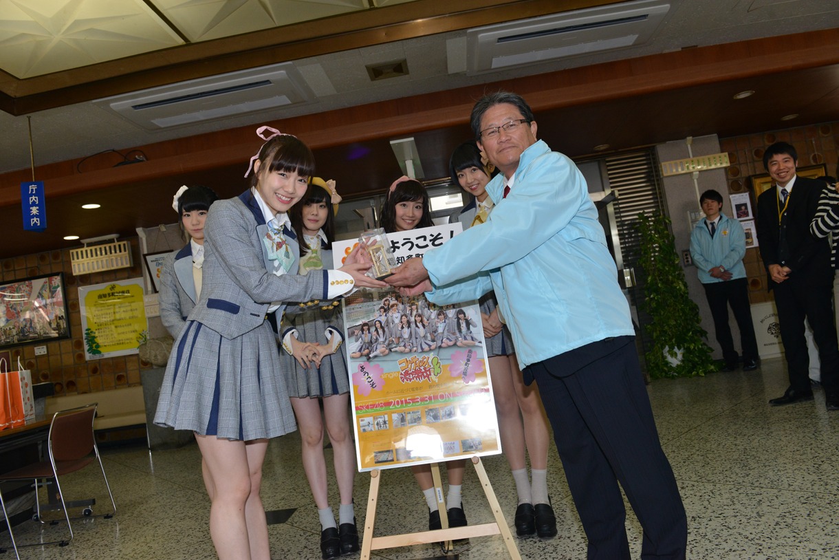 南知多町長から砂時計を授与される須田亜香里。