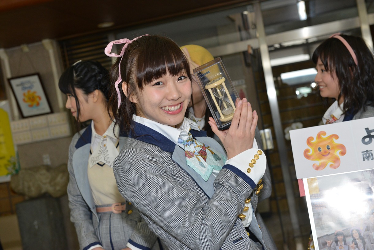 砂時計を受け取った須田亜香里。