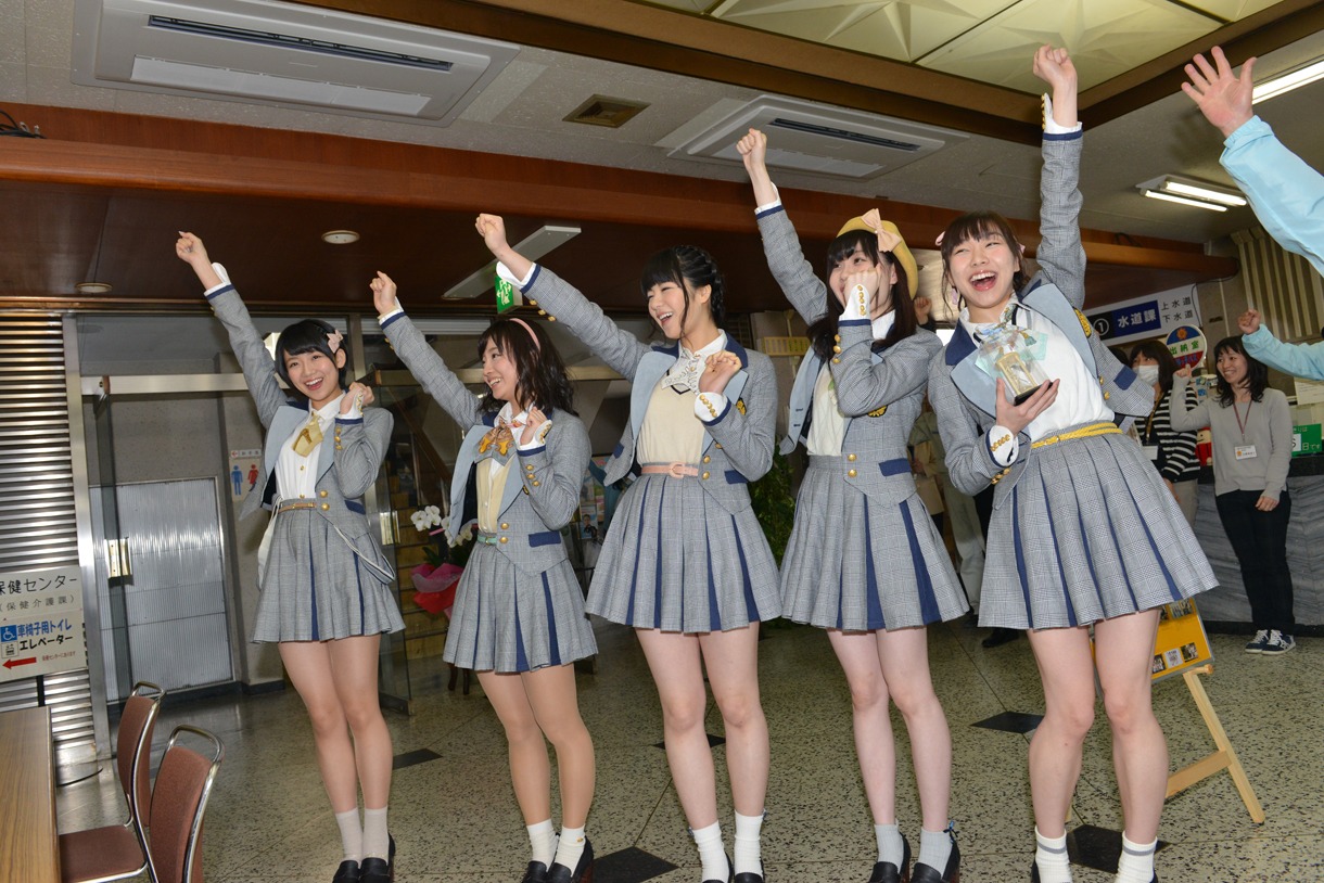 南知多役場で挨拶するSKE48。