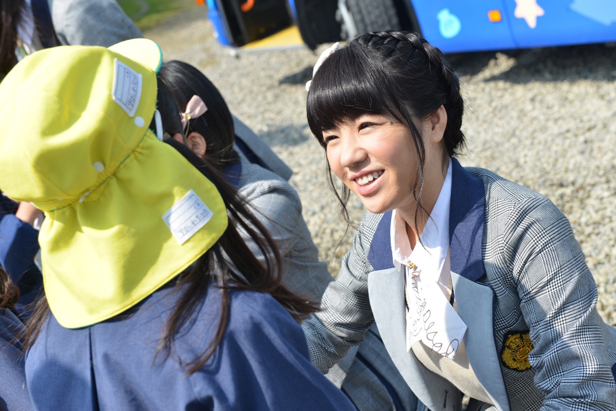 地元の保育園児と触れ合う梅本まどか。