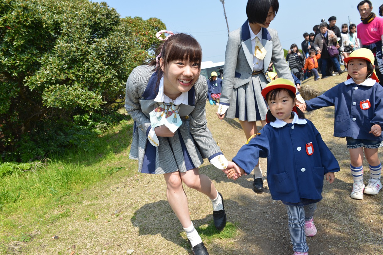 地元の保育園児と触れ合う須田亜香里。