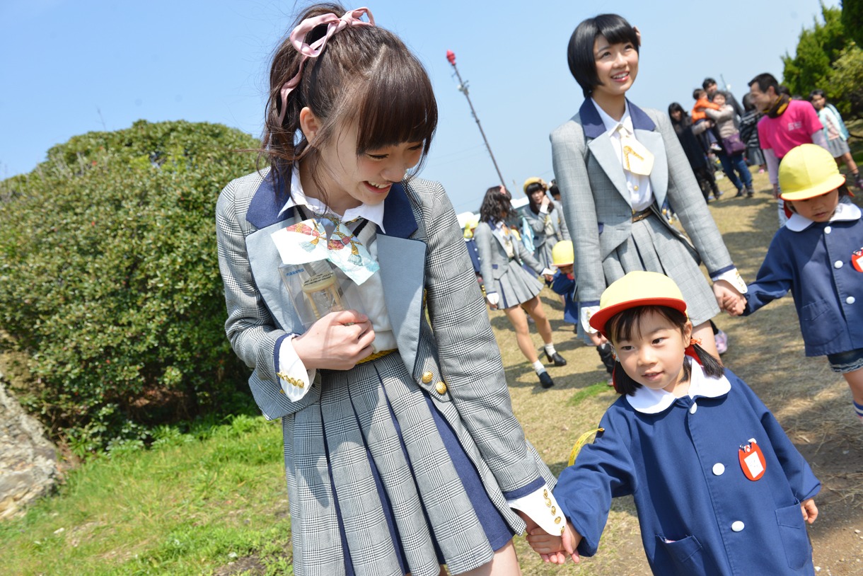 地元の保育園児と触れ合う須田亜香里。