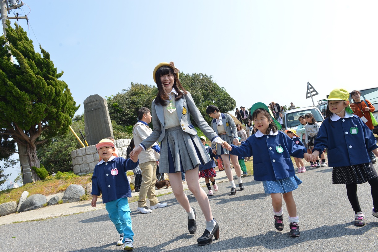 地元の保育園児と触れ合う谷真理佳。