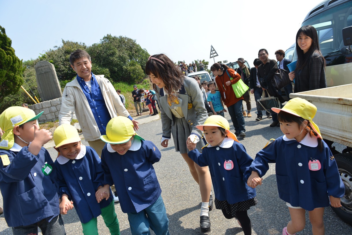 地元の保育園児と触れ合う柴田阿弥。