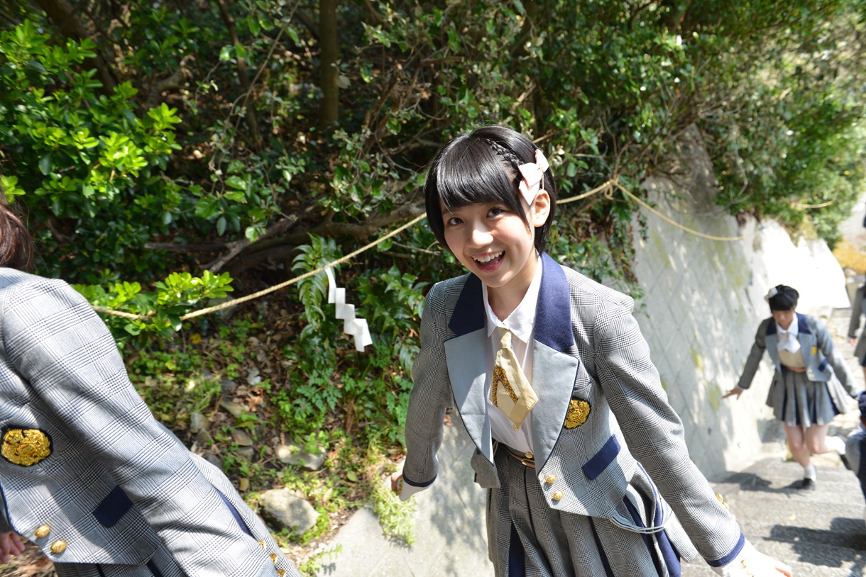 羽豆神社へ続く山道を登る磯原杏香。