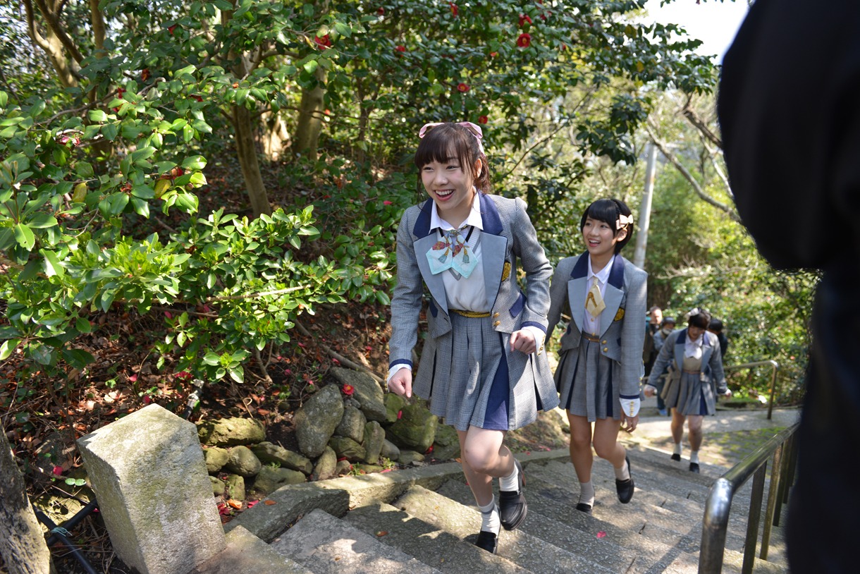 羽豆神社へ続く山道を登る須田亜香里。
