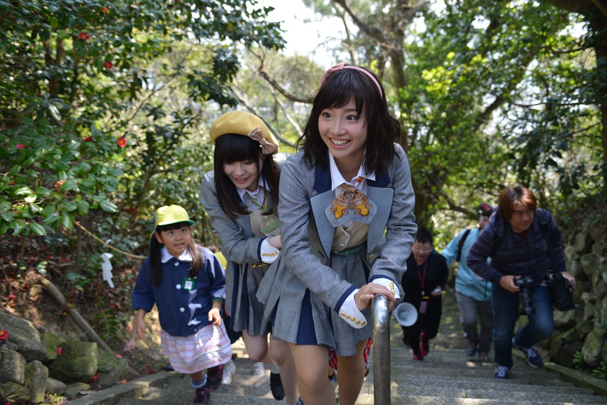 羽豆神社へ続く山道を登る柴田阿弥、谷真理佳。