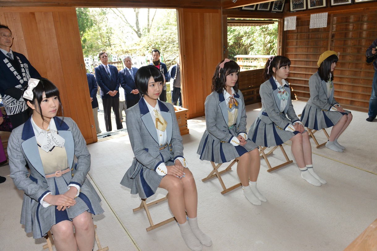 羽豆神社でご祈祷を受けるSKE48。