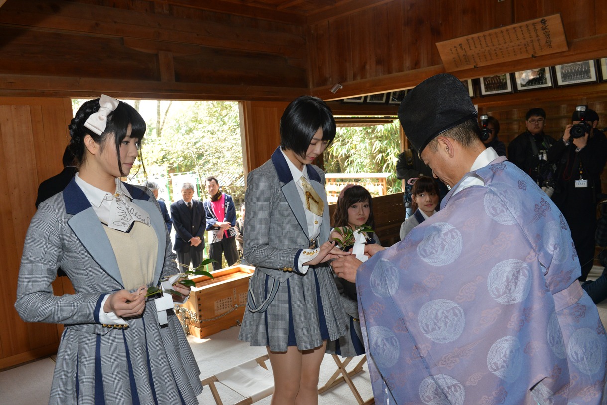 玉串を受け取るSKE48。