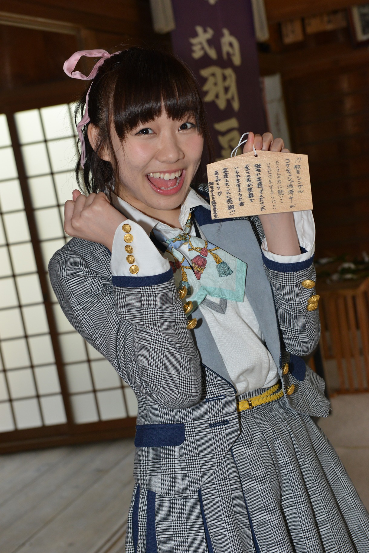 絵馬に願いを書き込んだ須田亜香里。