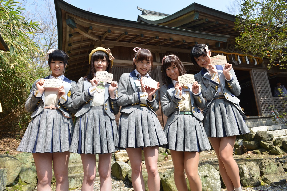 絵馬を披露するSKE48。