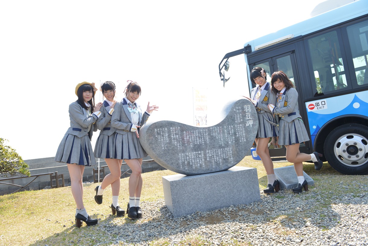 羽豆岬の歌碑と記念撮影するSKE48。