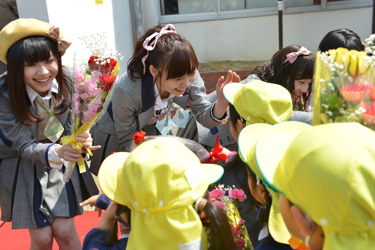 地元の保育園児と触れ合うSKE48。