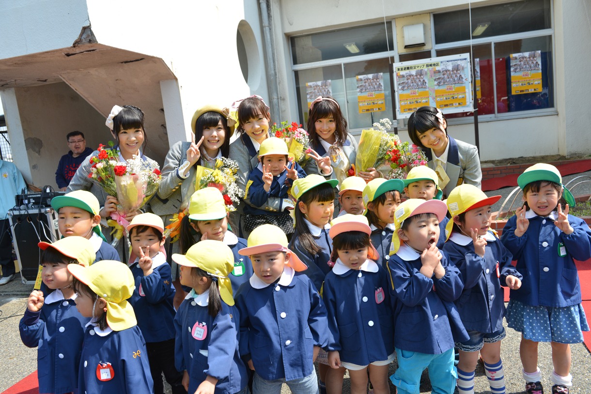地元の保育園児と触れ合うSKE48。