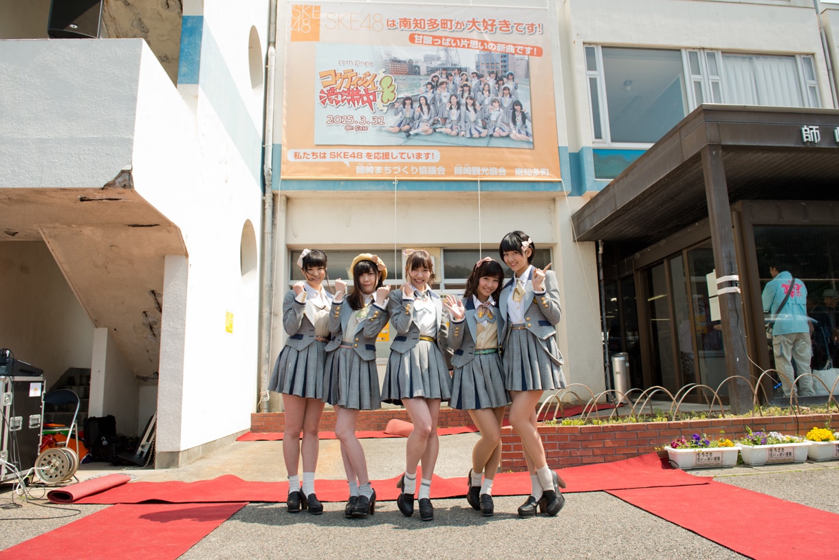 横断幕の前で記念撮影するSKE48。