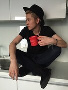 「And A」とのコラボグッズを手にする謙二（B）。