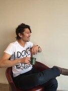 「And A」とのコラボグッズを手にする兆志（G）。