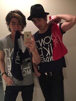 左から「And A」とのコラボグッズを着用する悠（Vo）、秋気（Dr）。