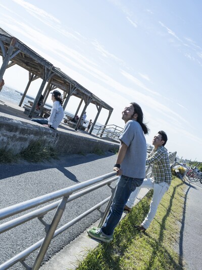 サニーデイ・サービス。左から丸山晴茂（Dr）、曽我部恵一（Vo, G）、田中貴（B）。