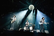 THE BAWDIES「『Boys!』TOUR 2014-2015 -FINAL-」東京・日本武道館公演の様子。（Photo by RUI HASHIMOTO[SOUND SHOOTER]）