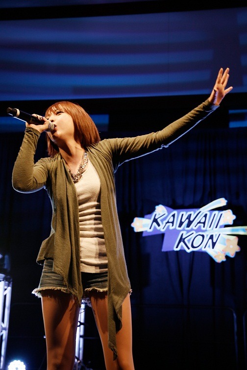 アメリカ・ハワイ「Kawaii kon」での藍井エイルのライブの様子。