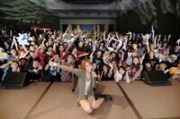 アメリカ・ハワイ「Kawaii kon」に集まったファンと記念撮影する藍井エイル。