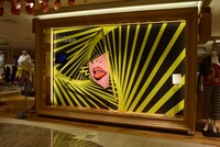 「Pick Me Up」のビデオクリップのセットを再現したディスプレイ。