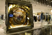 「Pick Me Up」のビデオクリップのセットを再現したディスプレイ。