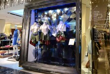 本館3階に展示されたPerfumeの衣装。