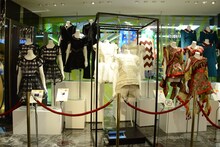 展示された近年のPerfumeの衣装。