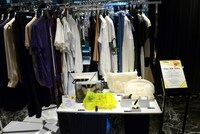 「Pick Me Up」のビデオクリップでPerfumeが身に付けている、若手クリエーターたちによる衣装やアクセサリー。