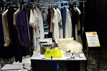 「Pick Me Up」のビデオクリップでPerfumeが身に付けている、若手クリエーターたちによる衣装やアクセサリー。