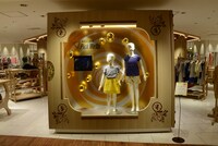 本館6階子供服売り場のPerfumeコラボディスプレイ。