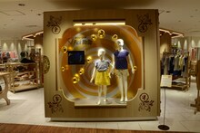 本館6階子供服売り場のPerfumeコラボディスプレイ。