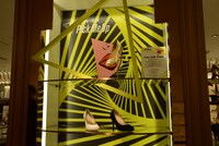 東京・伊勢丹新宿店の婦人靴売り場に陳列された「Perfumeダンスヒール」。