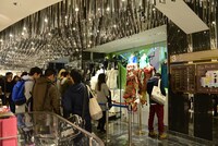 伊勢丹新宿店本館の開店直後の様子。